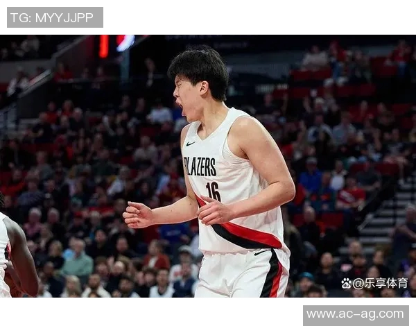 开拓者媒体人杨瀚森亲历亚当斯力量展现感受最强壮之人魅力 开拓者媒体人杨瀚森亲历亚当斯力量展现感受最强壮之人魅力